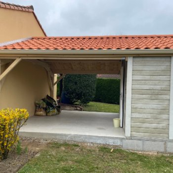 Abri de jardin en béton aspect bois 2 pentes avec auvent